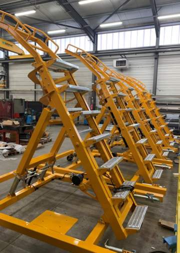 Fabrication, montage et câblage hydraulique d'une série d'échelles mobiles réglables pour application aéronautique. 